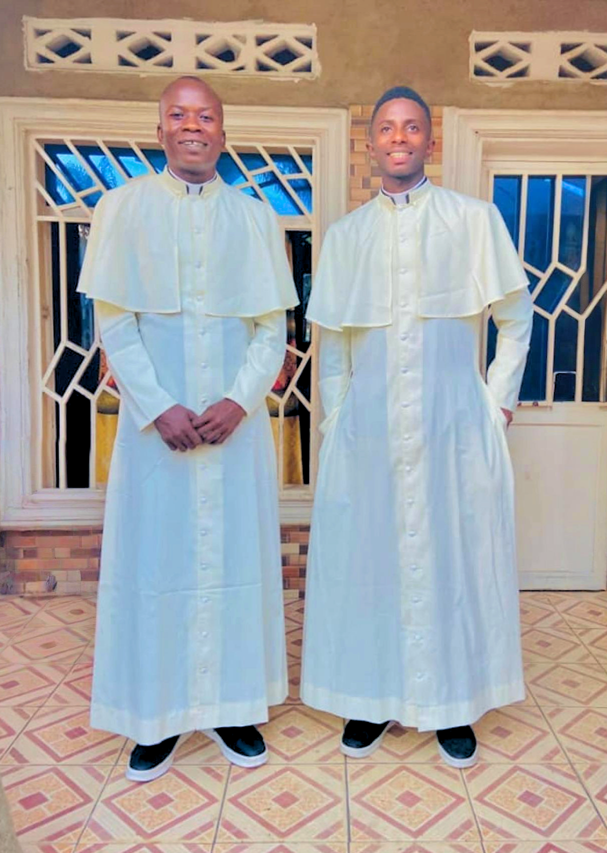 Deux séminaristes de la paroisse de Mutoy en soutane