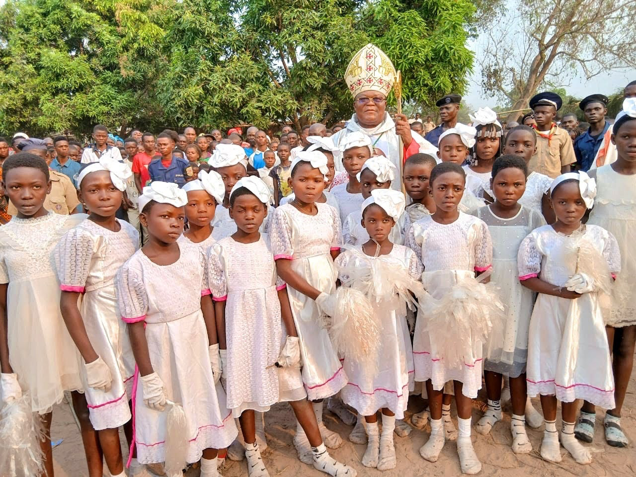L’Évêque entouré des majorettes lors d’une activité pastorale